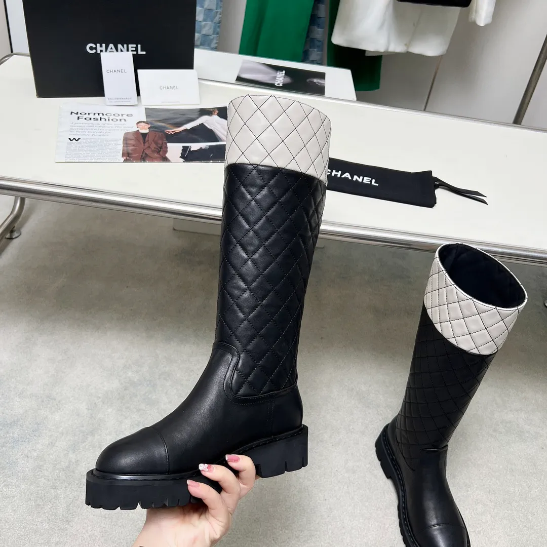 👟👟Ex-factory price 940👟👟 High version of Chanel CHANEL, 🌞🌞🌞Xiaoxiang 2024b autumn and winter counter’s latest short boots, a must-have item for this autumn and winter! ! Ms. Chanel loves simple yet irresistible combinations to show her unique style. Mix and match freely to shine⚡Follow Grandma’s fashion steps! ! ! The top-notch craftsmanship and texture are perfectly presented. No matter any details, you can compare them with the counters. The best quality products can be entered and exited from the counters at will! ! ❶Fabric: Imported cowhide➕Patent leather➕Electric embroidered rhombus ❷Inner lining: Imported sheepskin➕cowhide ❸Foot pads: Imported cowhide lining ❹Outsole: Original molded sole ❺Heel height: 5cm ❻Boot shaft height: 14.5 inches ❼Number: 35-40 (40 and 41 are customized and non-refundable)